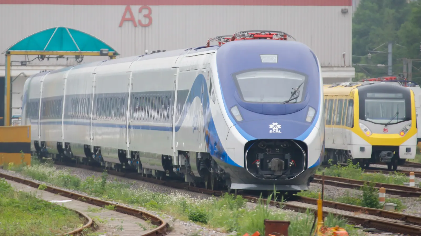 Tren ECRL CR200J berwarna putih dan biru dengan logo ECRL di depan