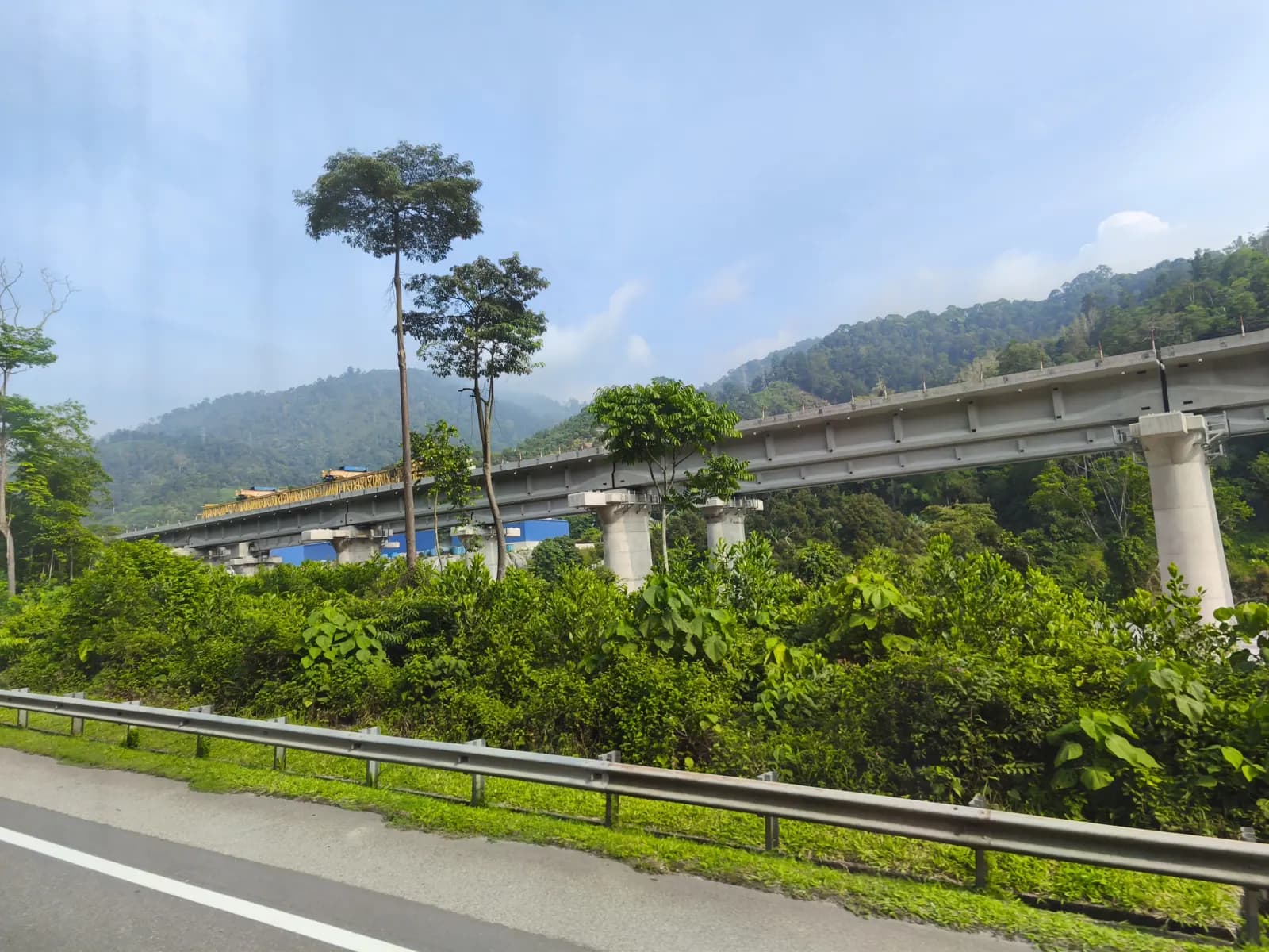 Pembinaan jejambat landasan ECRL berhampiran Bentong